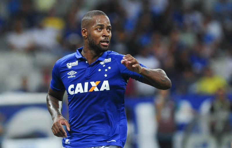 Sem jogar desde 2019, zagueiro do Cruzeiro consegue rescisão na Justiça