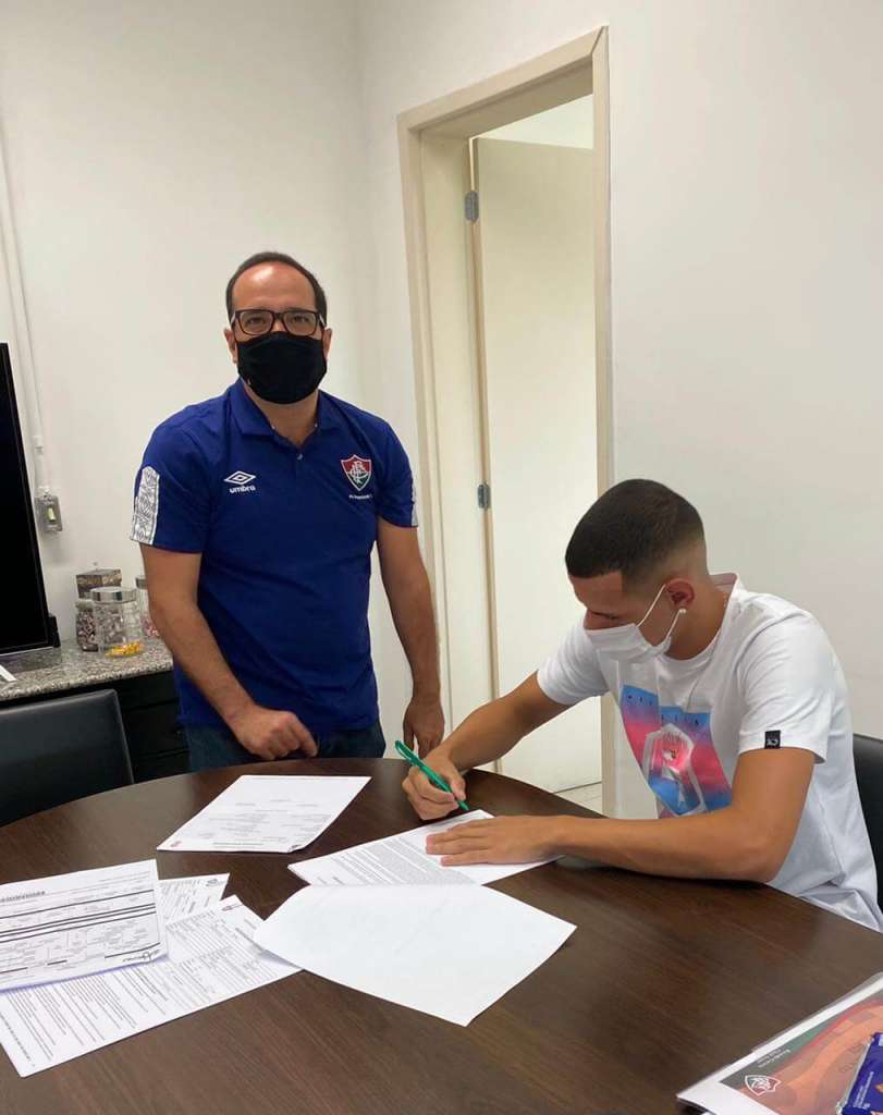 Léo Souza assina contrato com o Fluminense (Foto: Arquivo Pessoal)