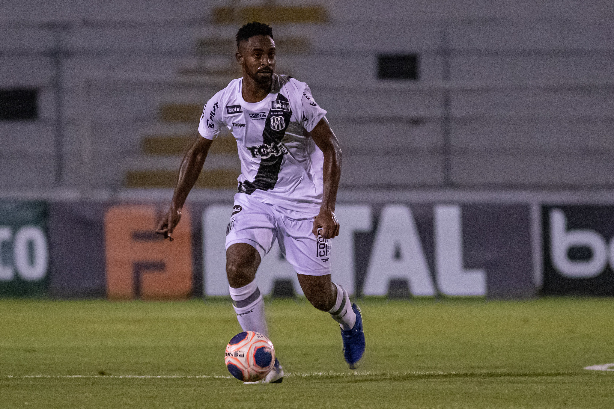 Zagueiro da Ponte Preta é anunciado por time rebaixado no Brasileirão