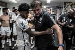 Marinho se emociona em despedida de Cuca do Santos. ASSISTA!