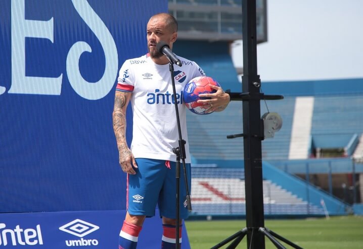 Ídolo do Internacional, D’Alessandro é apresentado no Nacional-URU. VEJA!