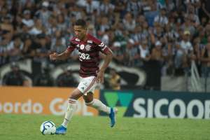 Ponte tem interesse em lateral que busca o bi no Flamengo
