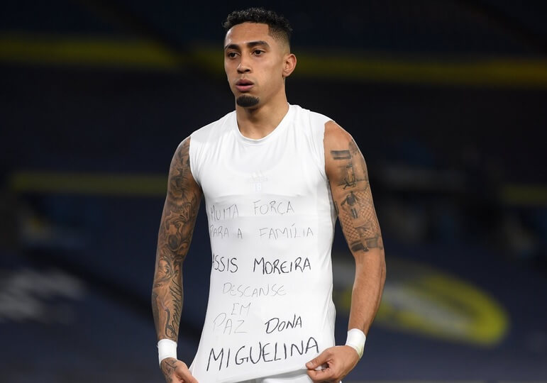 INGLÊS: Com gol brazuca e homenagem a mãe de R10, Leeds goleia em jogo atrasado