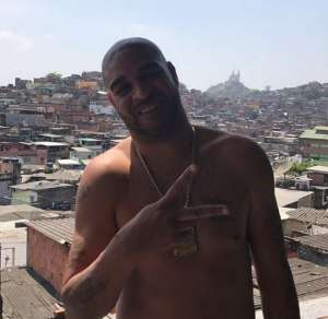 Ex-BBB, Felipe Prior desafia Adriano Imperador para partida de dominó