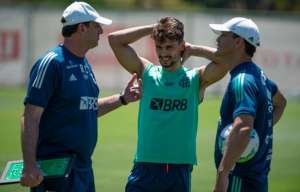 Zagueiro 'se escala' e vê Fla melhor do que nas derrotas para o São Paulo