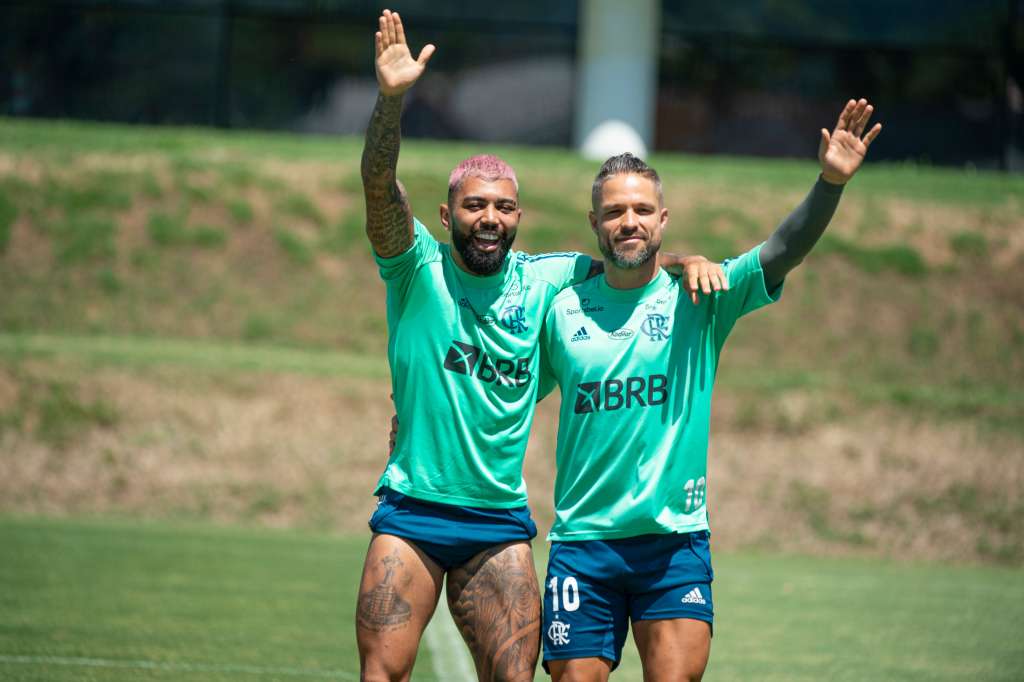 Sob festa com torcida aglomerada, Flamengo viaja e leva lesionados a São Paulo