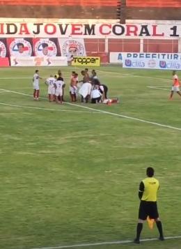 Jogador fica desacordado com corte no rosto e helicóptero de vacinas paralisa jogo