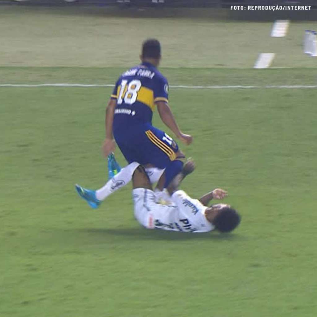 Fabra foi expulso contra o Santos por entrada criminosa em Marinho. Foto: Divulgação