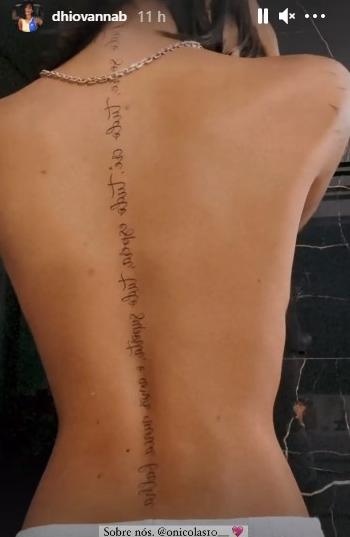 Irmã de atacante do Flamengo exibe tatuagem de cima a baixo nas costas