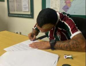 Fluminense renova contrato com joia da base até 2026