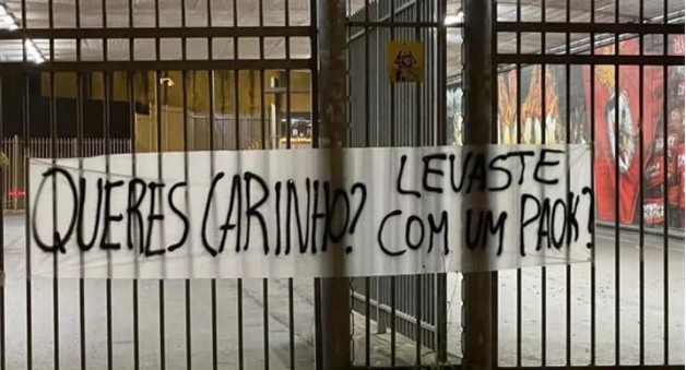 Torcida do Benfica estende faixa de protesto contra Jorge Jesus no Estádio da Luz