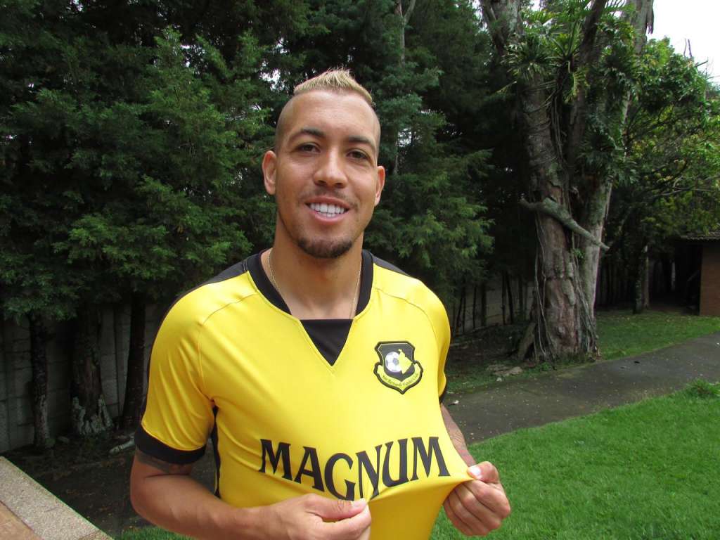 Julinho foi apresentado nesta quinta-feira (25) (Foto: Gabriel Goto)