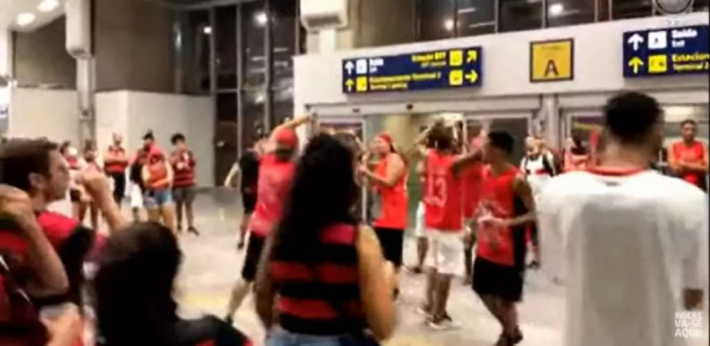 Torcida do Flamengo aglomera em aeroporto. Foto: Twitter/Reprodução