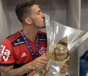 Zagueiro dá volta por cima e conquista seu quarto titulo pelo Flamengo