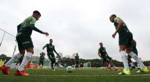 Torcedores se aglomeram para apoiar o Palmeiras antes de viagem a Porto Alegre