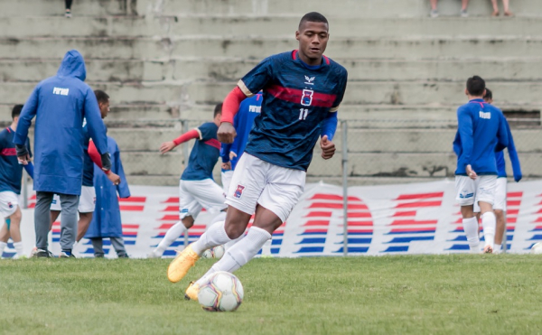 Na mira de times do Brasileirão, promessa do Paraná deve ir para o mundo árabe