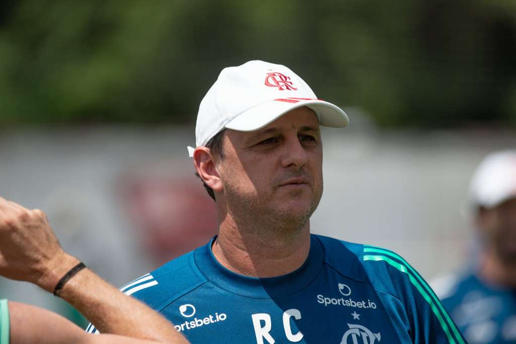 Com Michel, reforços e jovens, Flamengo divulta lista para início do Carioca