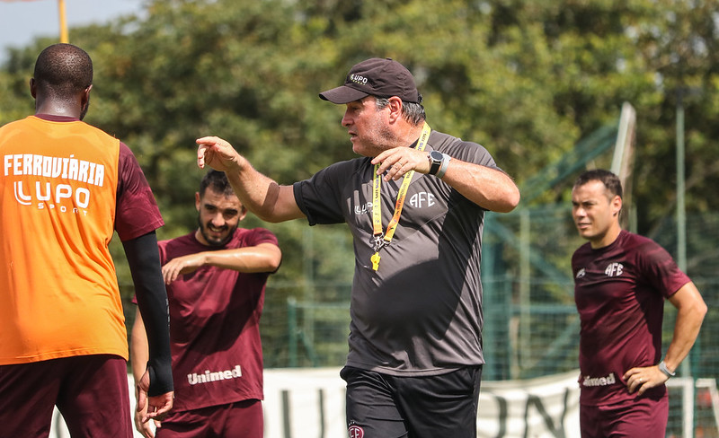 Paulistão: Técnico da Ferroviária comemora estreia com vitória e elogia elenco