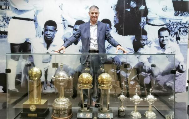 Treinador promete Santos ofensivo e atenção aos jogadores da base