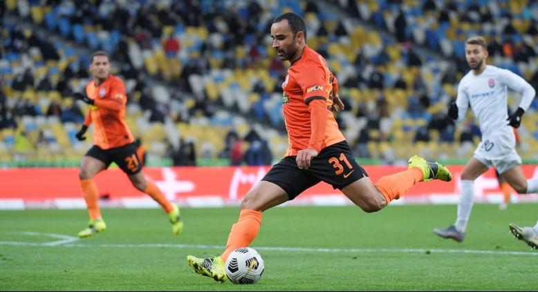 Lateral brasileiro do Shaktar Donetsk comemora retorno aos gramados após oito meses