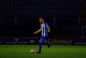 Catarinense: Flagrado em festa, zagueiro não vai ser punido pelo Avaí