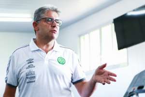 Dirigente admite quebra no planejamento da Chape e abranda atrito com Louzer