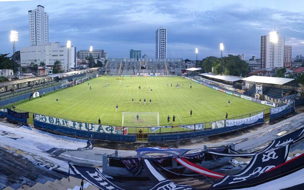 O duelo marcou os retornos de jogos à noite no Baenão