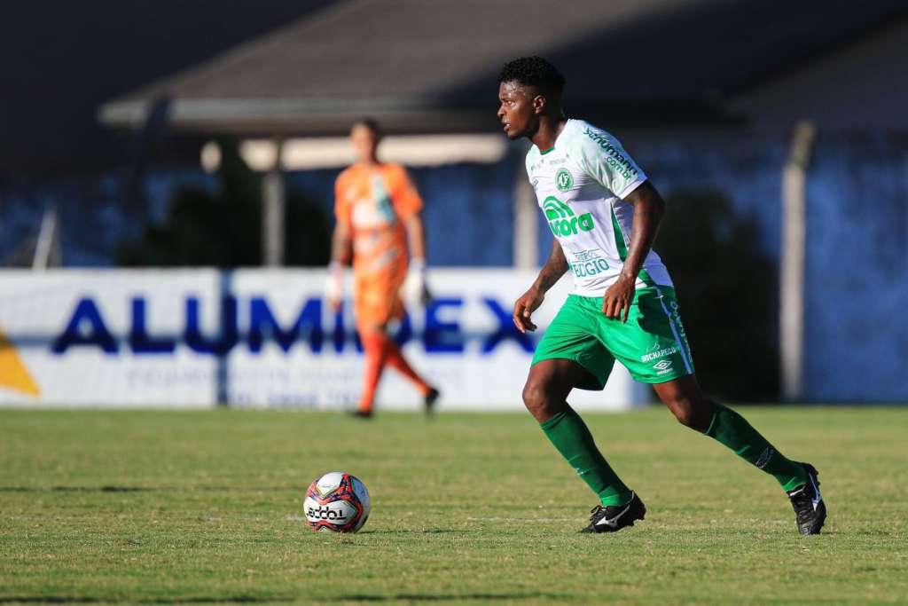 Moisés Ribeiro com a camisa da Chapecoense. Foto: Márcio Cunha / ACF
