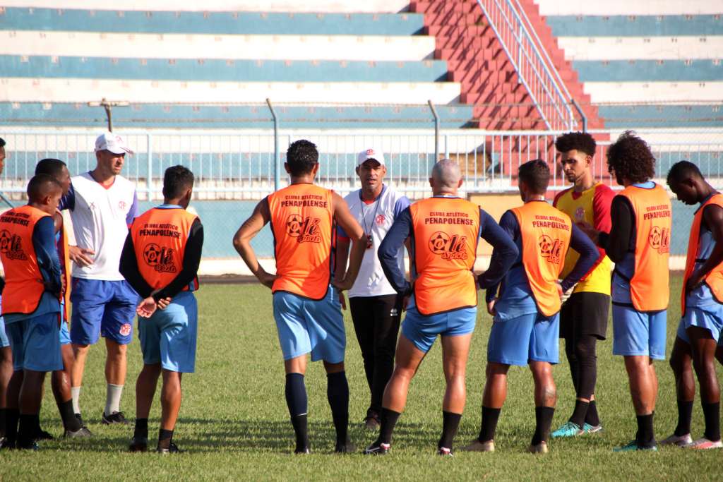 Penapolense anuncia atacante e técnico mostra confiança para estreia