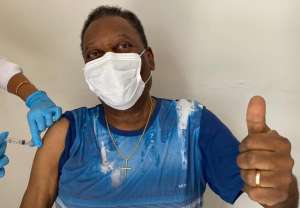 Pelé toma vacina em Santos e avisa: 