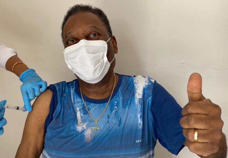 Pelé toma vacina em Santos e avisa: “Pandemia não acabou”
