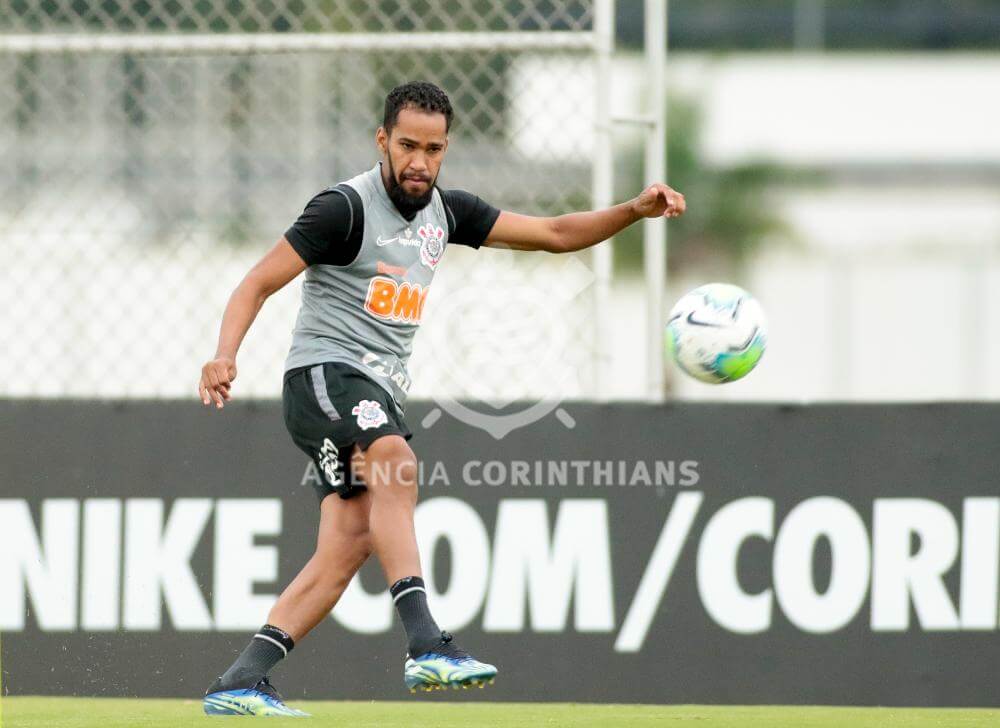 Fora dos planos do Corinthians, atacante pode parar no Sport