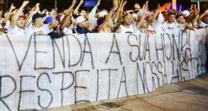 Paulistão: Torcedores protestam na chegada de ônibus do São Paulo no Limeirão