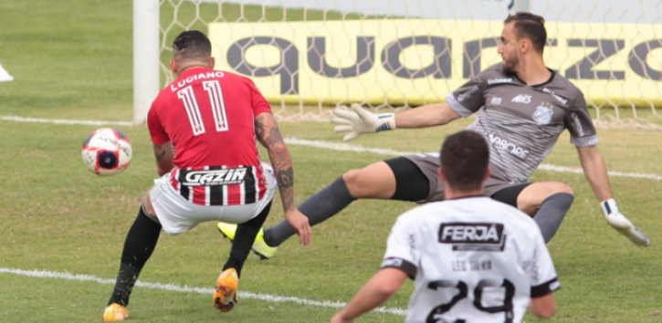 Esta bola bateu no pé da trave e voltou...Foto: Rubens Chiri - SPFC