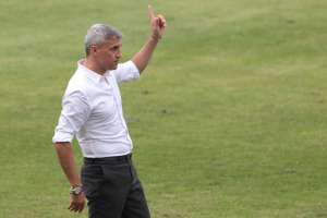 Após primeira vitória, Crespo quer trocar protestos por aplausos no São Paulo