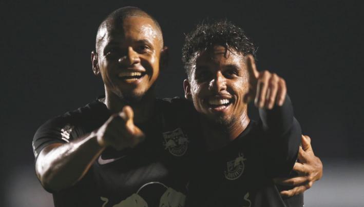 Vitinho marcou os dois gols da vitória dos Bulls