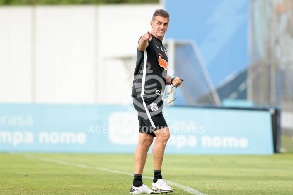 Mancini promete mais chance para jovens no Corinthians: ‘Gente boa chegando’