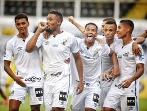 Após estreia aos 24 anos e com gol, Sabino pode seguir no Santos com Holan