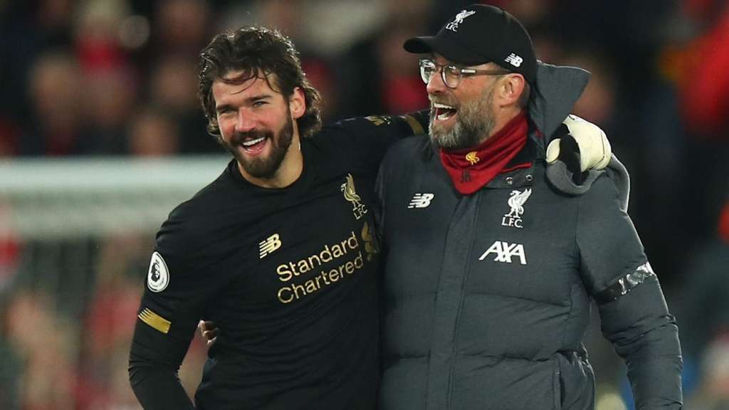 Alisson (à esquerda) e Klopp (à direita). Foto: Twitter/Divulgação