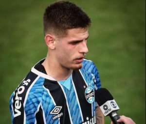 Grêmio renova com atacante da base considerado 'substituto' de Pepê