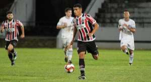 Pernambucano: Com dois títulos consecutivos, jovem volante ganha espaço no Santa Cruz