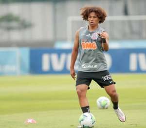 Com suspeita de 11º caso de covid, Corinthians poderá usar lateral de 16 anos