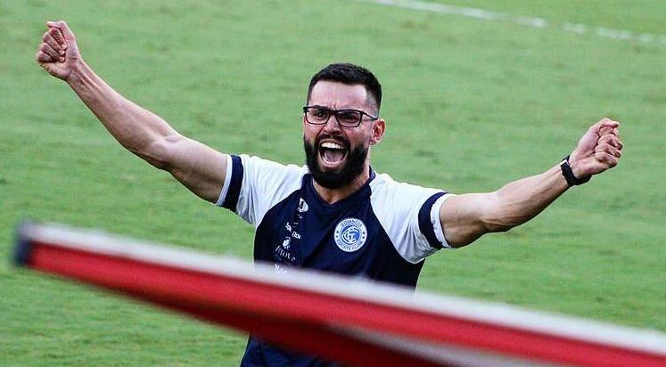 Após fazer história, jovem treinador completa um ano no Goianésia