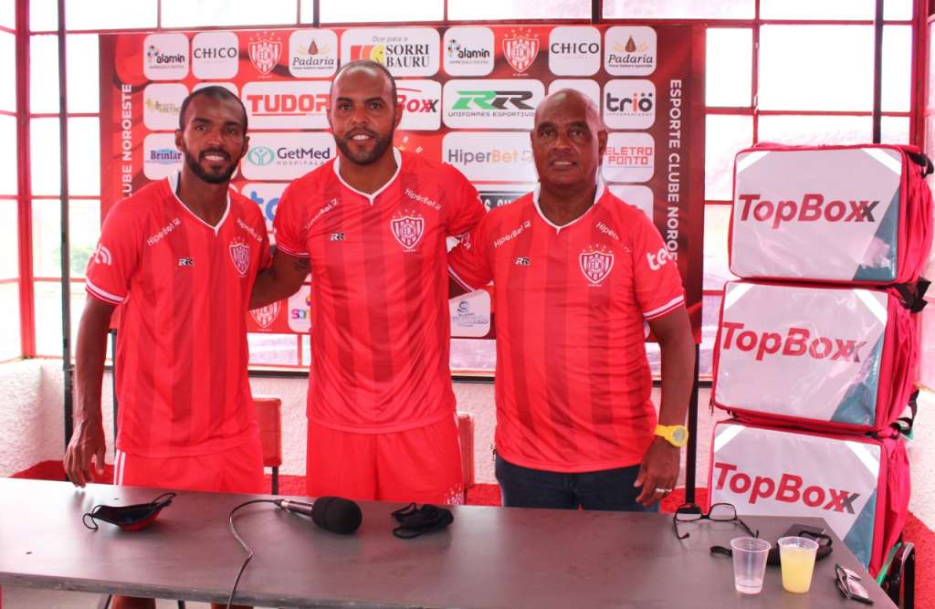 Alecsandro foi apresentado pelo irmão Richarlyson e pelo pai Lela (Foto: Divulgação Noroeste)