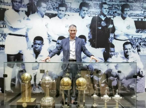 Ariel Holán vive a expectativa de estrear no comando santista