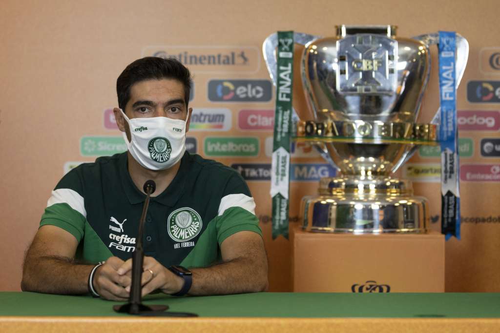 Abel Ferreira concedeu entrevista coletiva neste sábado (Foto: Lucas Figueiredo/CBF)