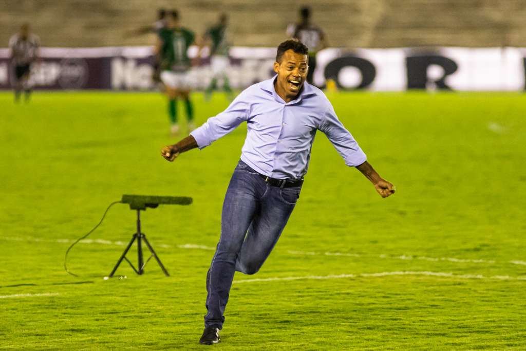 Técnico Marcelinho Paraiba vibra Foto: Daniel Lins/AGIF 