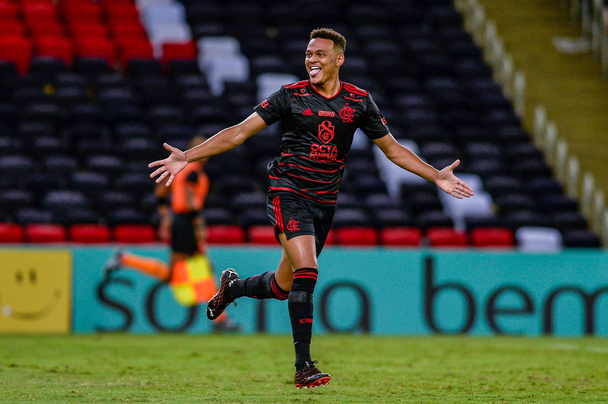 CARIOCA: Com 2 gols de Rodrigo Muniz, Flamengo supera Macaé e segue 100%