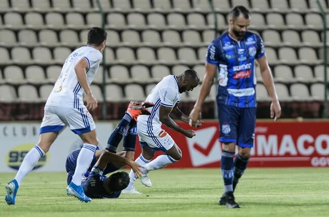 Mineiro: Zagueiro despista sobre futuro no Cruzeiro: “Estou feliz aqui”