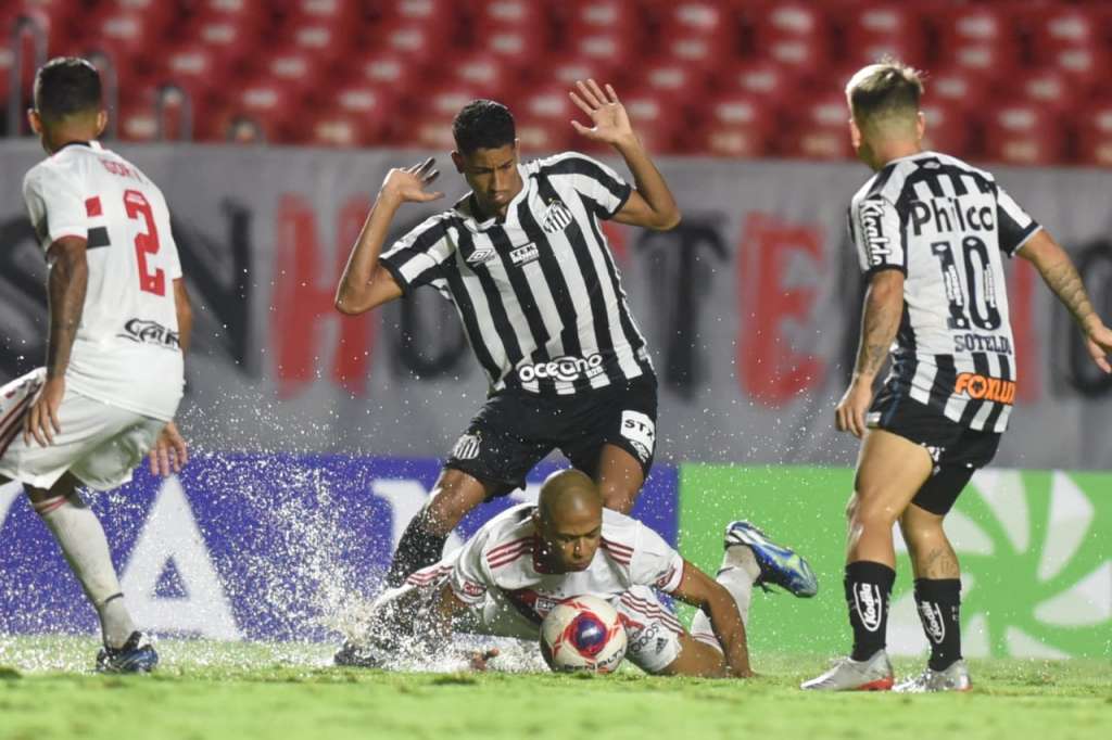 'Vamos trabalhar duro para melhorar', diz Holan, após goleada sofrida no clássico